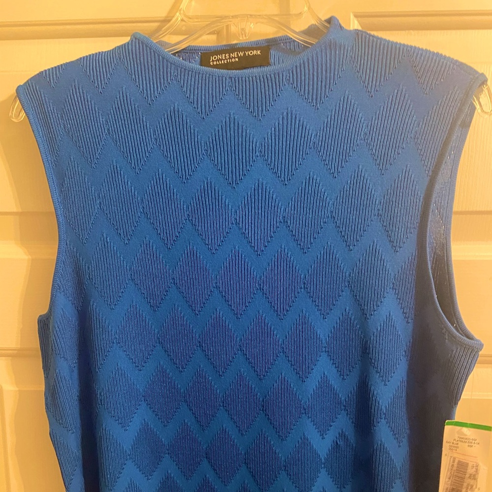 New with tag, Women’s size Large Jones New York shell top.